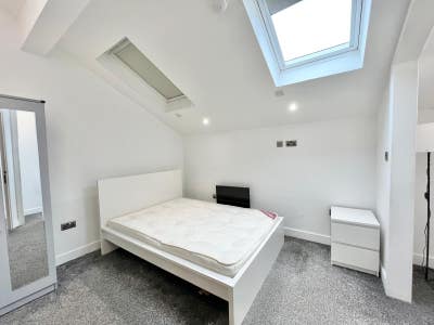 ✨ Modern Double Room in a Top 4-Bed Flat Share Main Photo