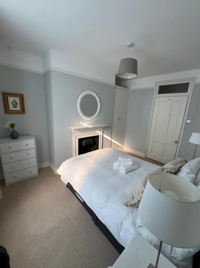 Modern double bedroom with private bathroom W Ldn  Main Photo