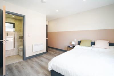 Double ensuite room in city centre  Main Photo