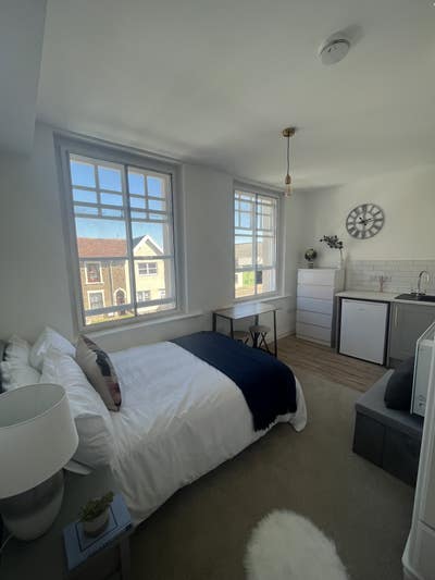 En-suite Kitchenette Double Bedroom Staplehill Main Photo