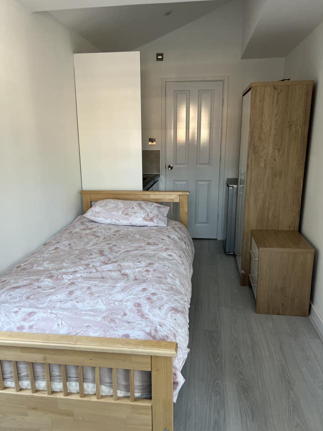 En-suite room available! Women only Main Photo