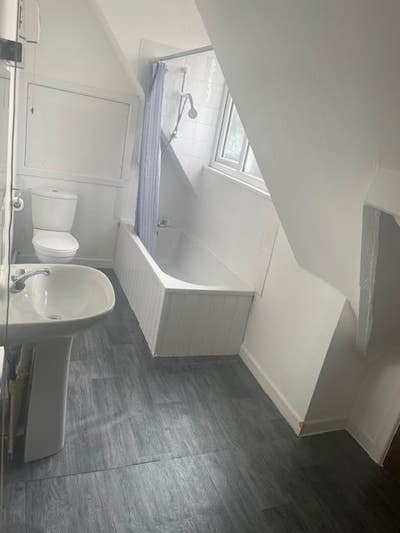 Lovely Sunny Top Floor Apt Few Mins from Beach  Main Photo