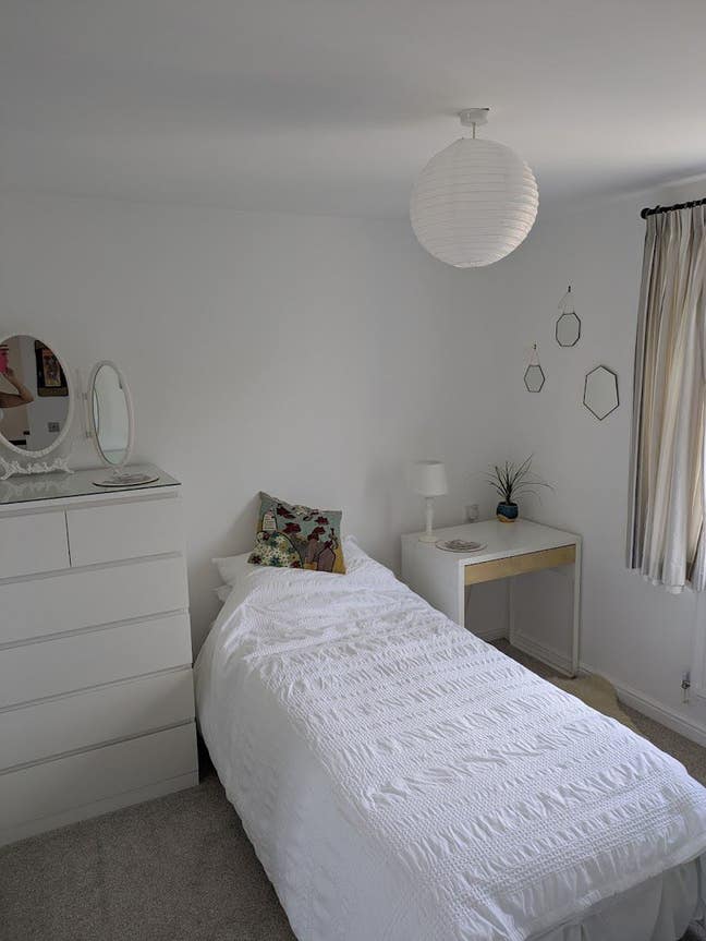Single room in a lovely little home. Main Photo