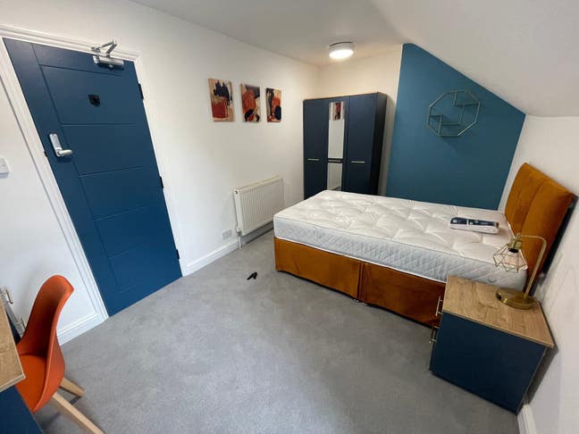 Spacious Furnished Double Room Main Photo