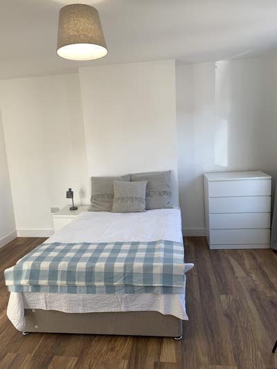 Newly renovated bedsit en-suite  flat Main Photo