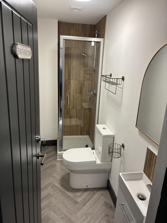 Luxury 5 double bed en-suite’ in HMO  Main Photo