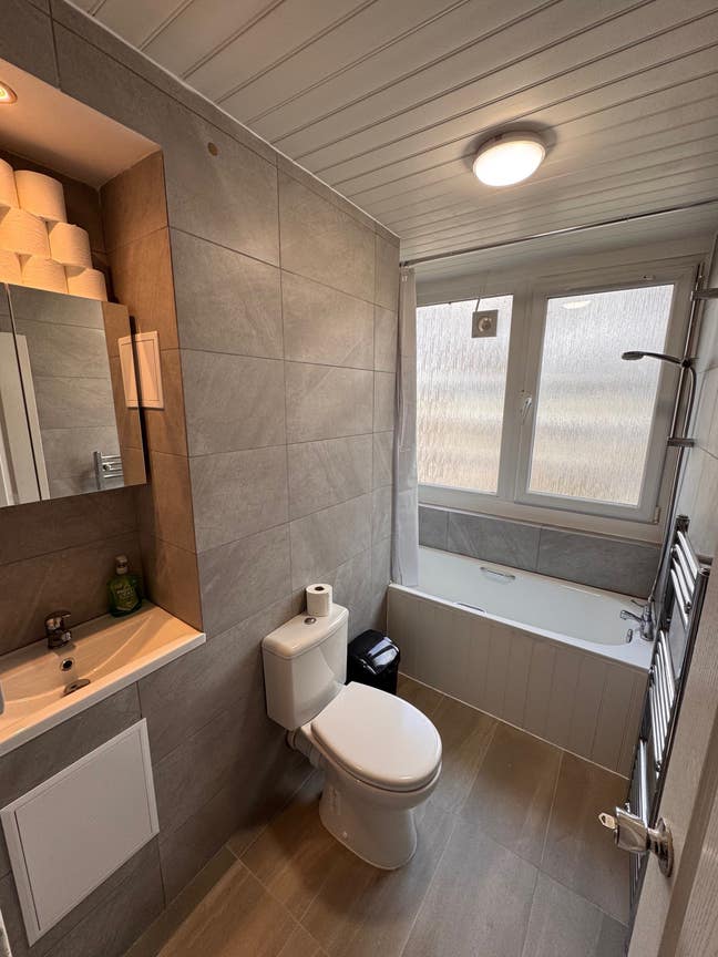 Good Size Double Room Available Now! Main Photo