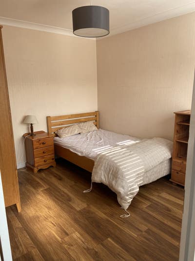  Room  in  a  quiet  location female preferred Main Photo