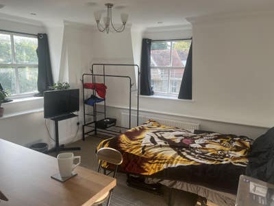 Large Double Room w/ Kitchenette - Near Station Main Photo