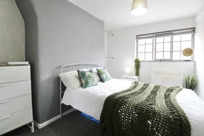 Lovely Double Room in Professional House Share Main Photo