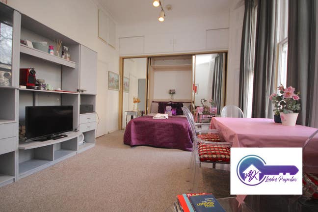 Bright Studio Flat + Balcony | Kensington Gardens Main Photo