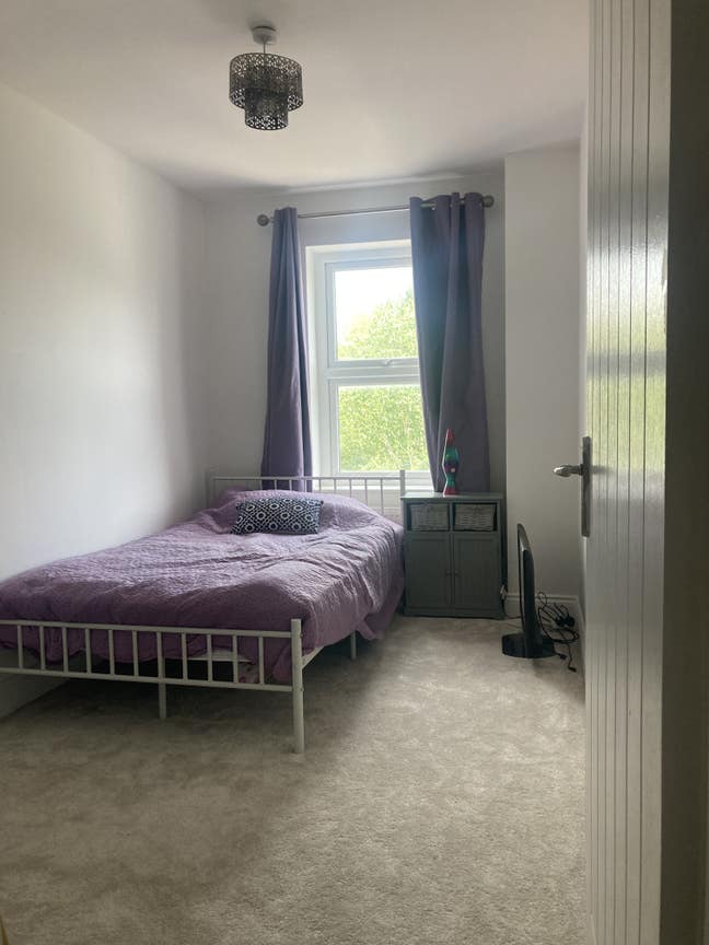 Small double furnished room Main Photo