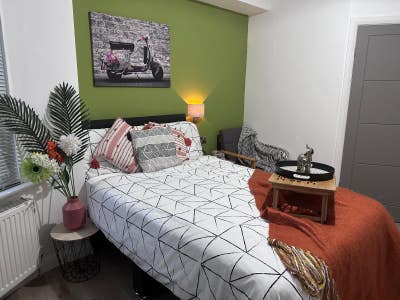  Double Ensuite Room for SHORT LETS Main Photo