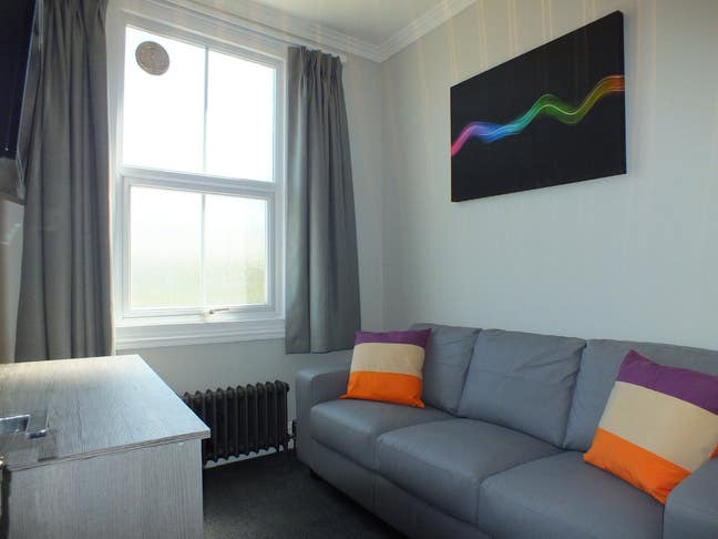 One off Room! Profesisonal House in Town Centre! Main Photo