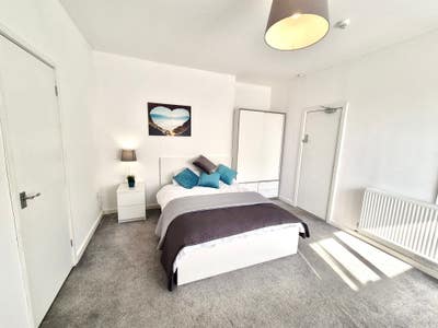 Large ensuite room available at Breedon st Main Photo