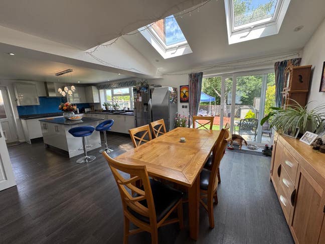 Lovely room to let in family home.  Main Photo