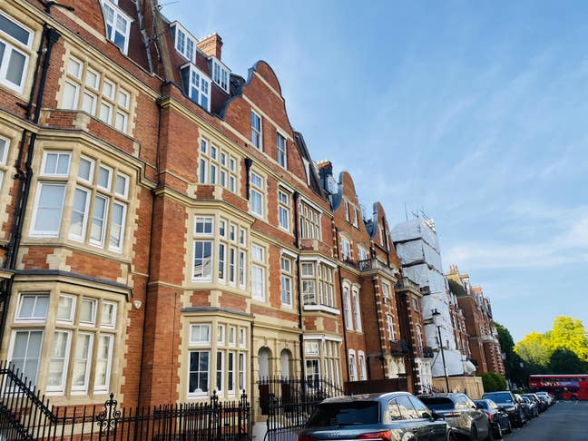 Lovely bright double bedroom in Kensington Main Photo