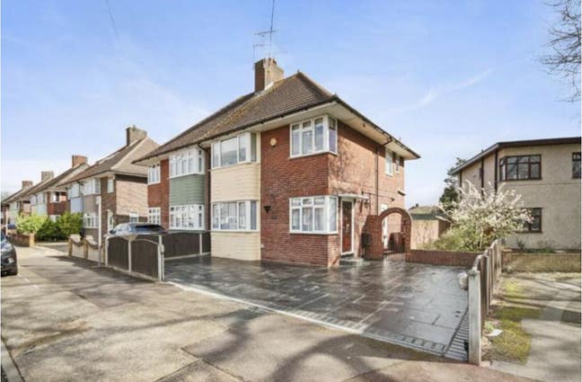 Lucrative Property! 3/4 Parkings! Garden  Main Photo