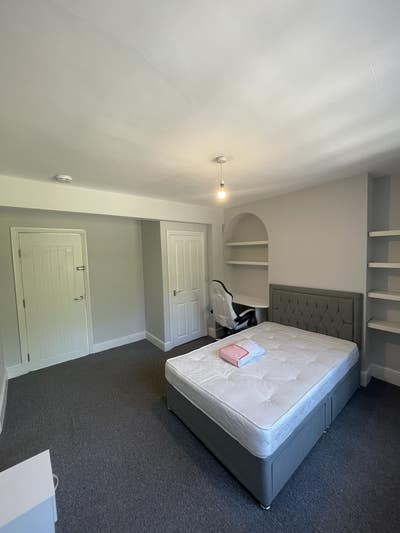 Large Double Furnished Room with En Suite  Main Photo