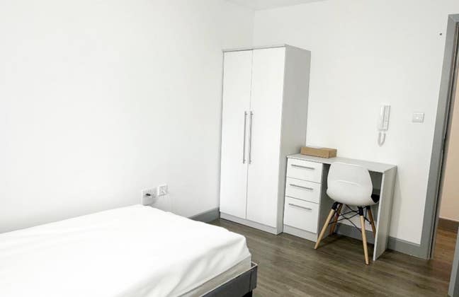 "Stylish Flatshare: En-Suite, Near Liverpool!" Main Photo