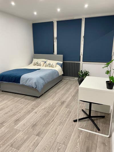 En-suite Room with Private Garden-South Quay DLR Main Photo