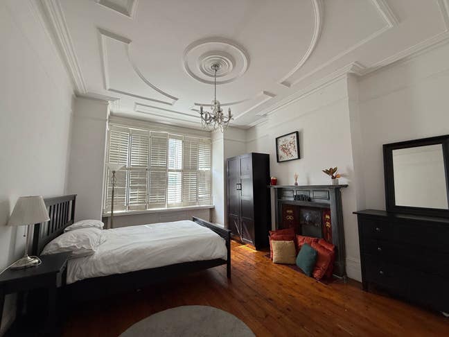 5 minutes walk from Balham Station  Main Photo