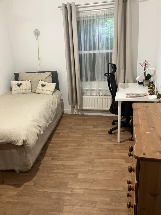 Cozy Spare Room in Friendly Home  Main Photo