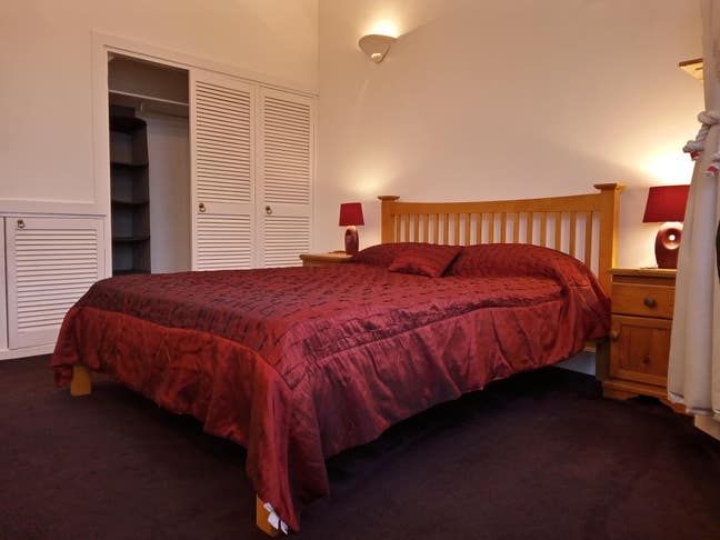 Large Double Bedroom - furnished Main Photo