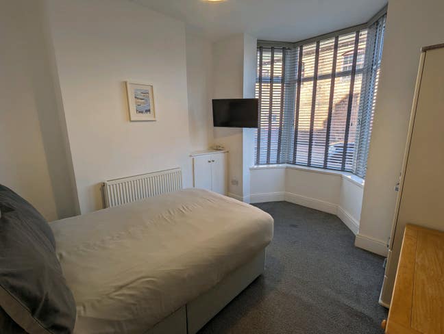 Large Stylish Dual Aspect Bedroom / Town Centre  Main Photo
