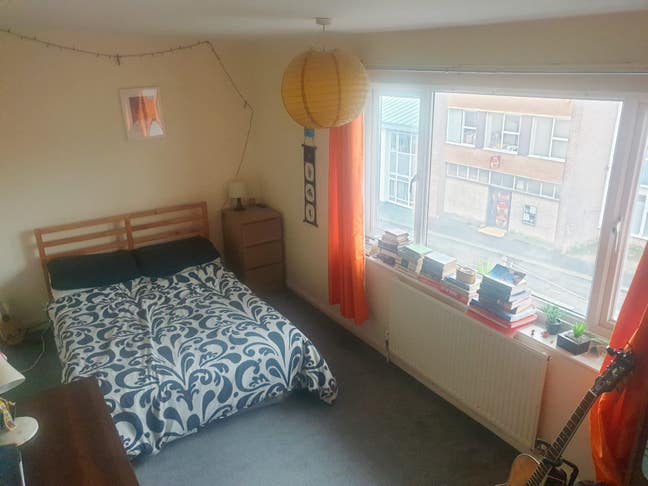 Spacious room in cosy flat right in city centre Main Photo