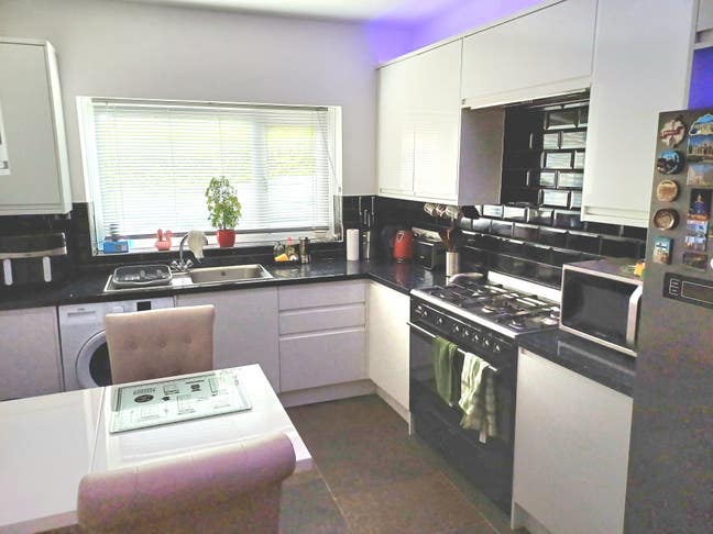 Large Double En-suite bedroom Main Photo