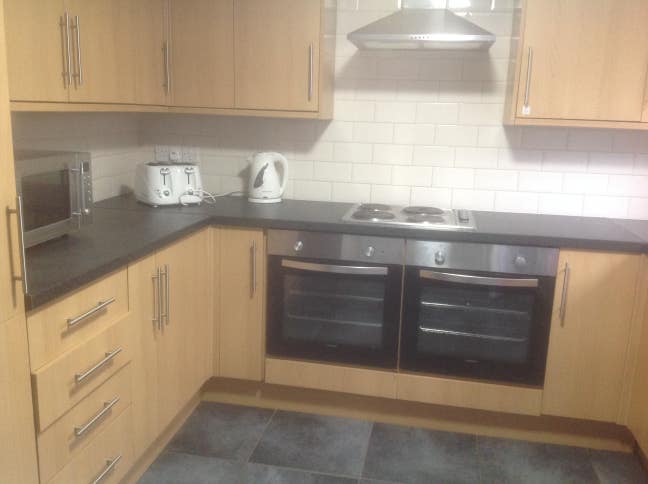 5 Bed House to share in a desirable location LA1 Main Photo