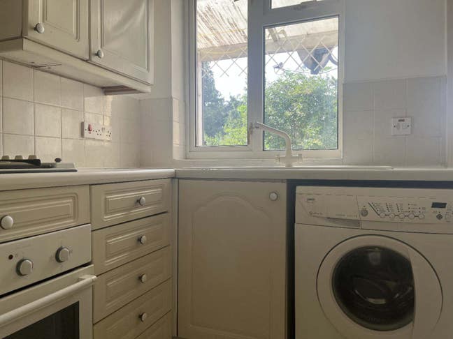 Double Rooms in Convenient Location Main Photo