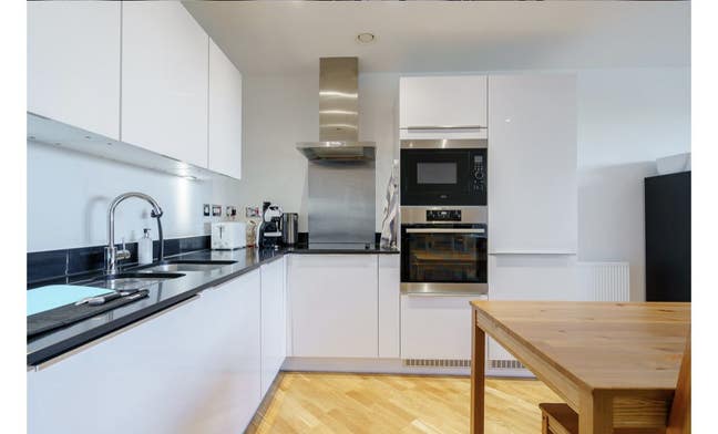 Double Room with Private Bathroom for Rent- Poplar Main Photo