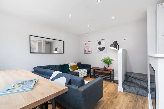 Luxury Rooms in Hyde Park Available Now Main Photo