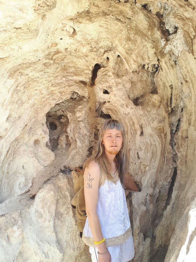 ♡artist expat & friend seek 2 bed♡ Main Photo