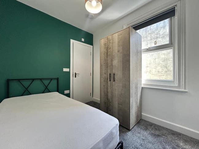 Southburn Terrace- Single En-Suite Room  Main Photo