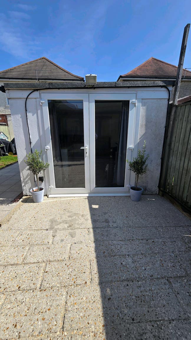 Studio flat and separate garden office  Main Photo