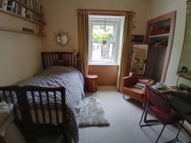 Cosy, colourful Room in Family Home Main Photo