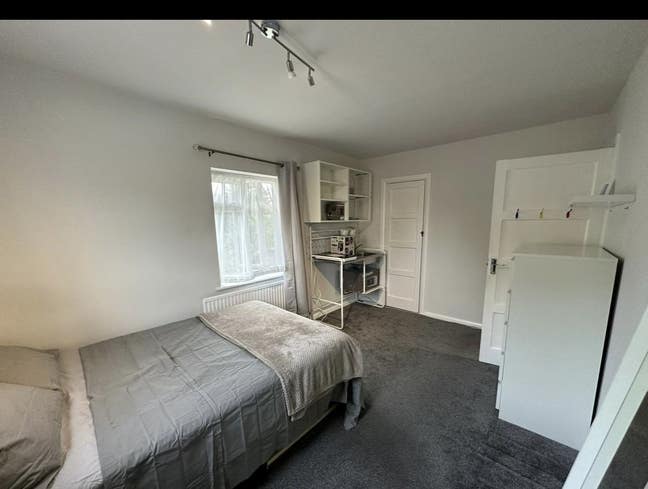 Large Bright Double Room - 5 Mins from SR Station Main Photo