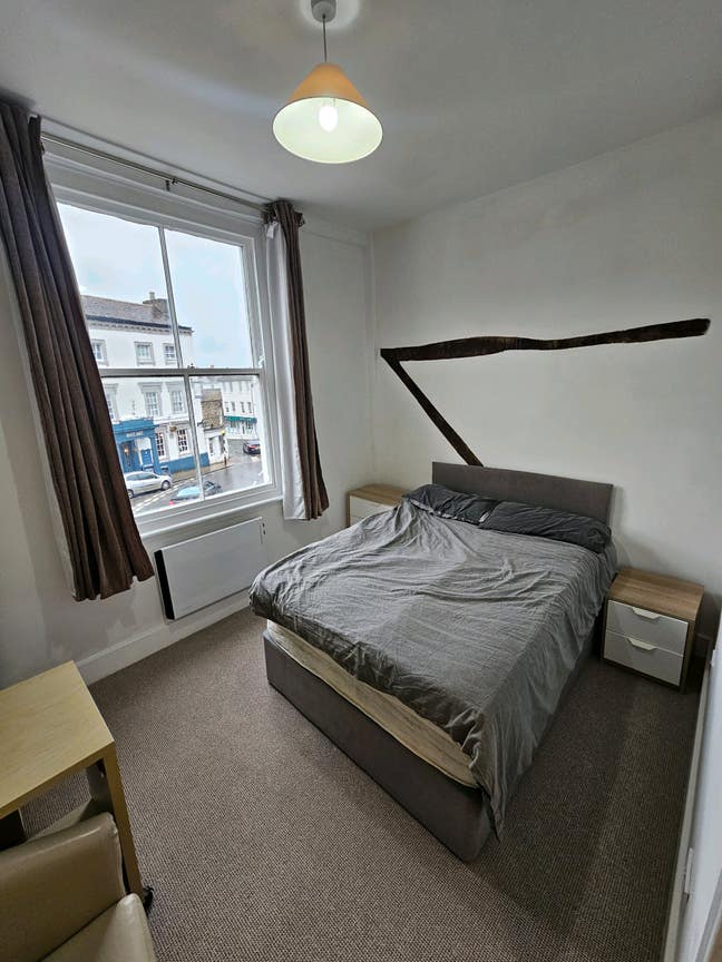 Referbished 2 bedroom flat next to Buckingham Uni Main Photo