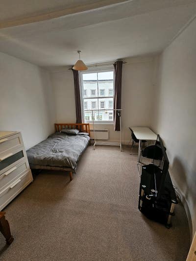 Referbished 2 bedroom flat next to Buckingham Uni Main Photo