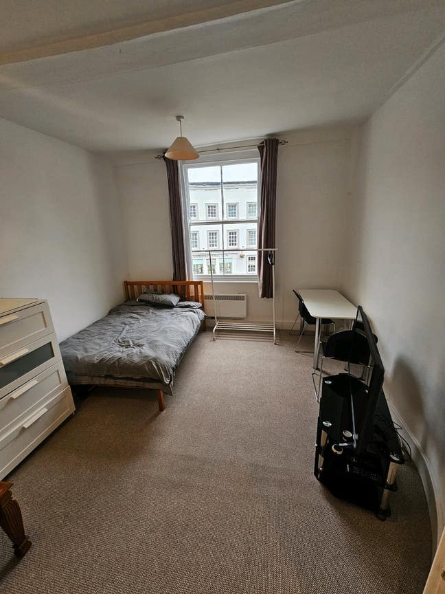 Referbished 2 bedroom flat next to Buckingham Uni Main Photo