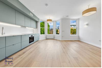 Modern 2-Bedroom Flat with Balcony Main Photo