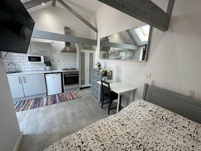 Luxury private Studio ensuite & kitchen Cranfield  Main Photo