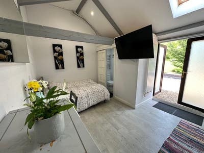 Luxury Studio private ensuite & kitchen Cranfield  Main Photo