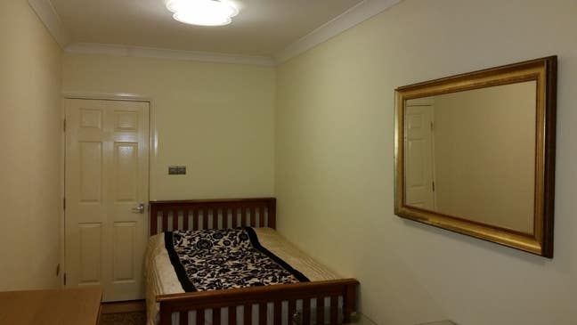 Double Bed Room (en suite) in lovely house in HA8  Main Photo