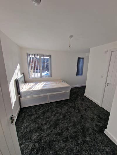 Large Double En-Suite Available in CV1  Main Photo
