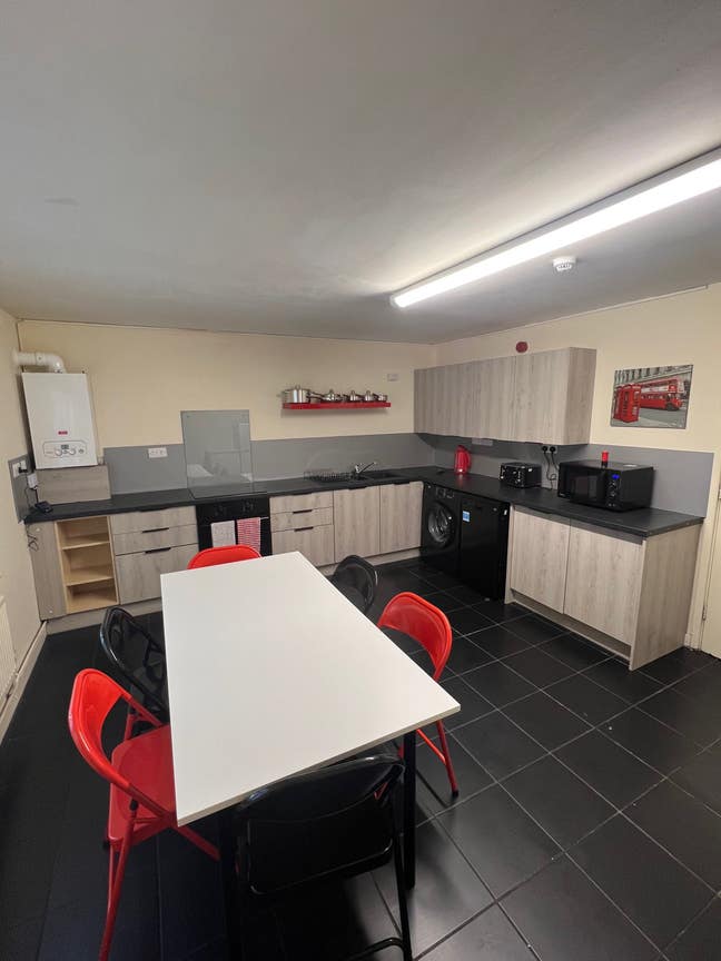 Graduates/Young Professionals - 6 Bed,2 Bath House Main Photo