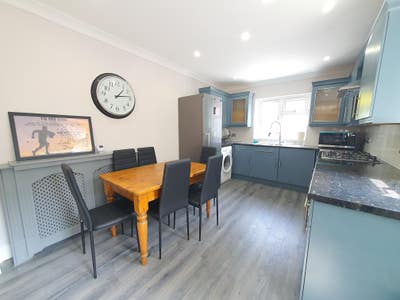 5-Bed House | 2 Modern Baths | 5 Mins to Zone 2 St Main Photo